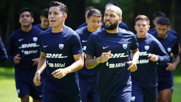 Efraín Velarde con Dani Alves en entrenamiento de Pumas.
