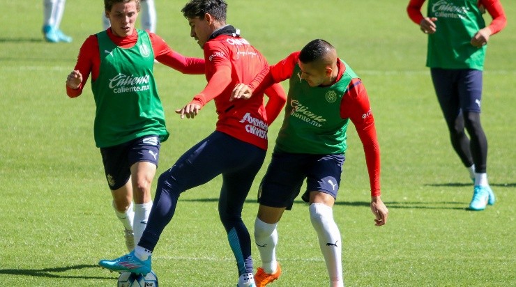 Zapopan, Jalisco, 1 de abril de 2022. Sergio Flores y Cristian Calderón , durante un entrenamiento de Chivas previo a la jornada 12 del Torneo Grita Mexico Clausura 2022 de la Liga BBVA MX, celebrado en Verde Valle. Foto: Imago7/ Fabian Meza