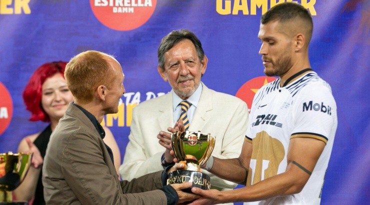 Pumas recibe su trofeo por participar en el Joan Gamper. (@PumasMX)