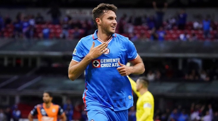 Ciudad de Mexico, 23 de julio de 2022. Santiago Gimenez en festejo de gol, durante el partido de la jornada 4 del torneo Apertura 2022 de la Liga BBVA MX, entre la Máquina Celeste del Cruz Azul y el Club Puebla, celebrado en el estadio Azteca. Foto: Imago7/ Rafael Vadillo