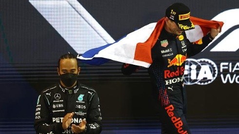Hamilton e Verstappen no pódio de Abu Dhabi, em 2021