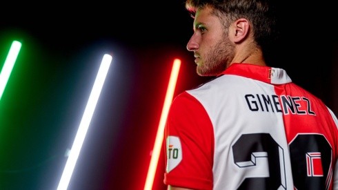 Santi Giménez ya está habilitado para jugar con Feyenoord.