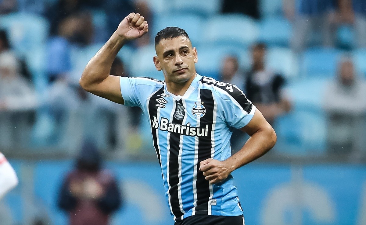 Artilheiro do Grêmio, Diego Souza é liberado para fazer cirurgia e