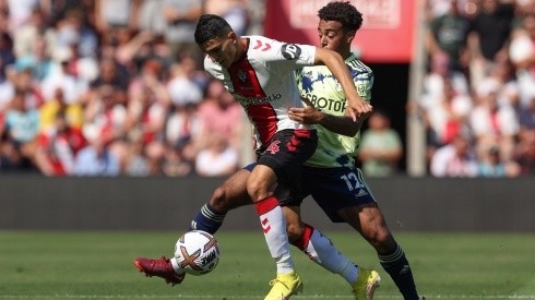 Tyler Adams enfrentando a Mohamed Elyounoussi