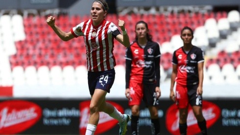 Alicia Cervantes festeja su gol ante la mirada de la excapitana rojiblanca Tania Morales al fondo