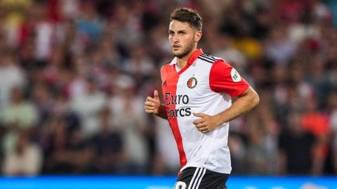 Santi Giménez entró de cambio al minuto 77 para debutar oficialmente con el Feyenoord.