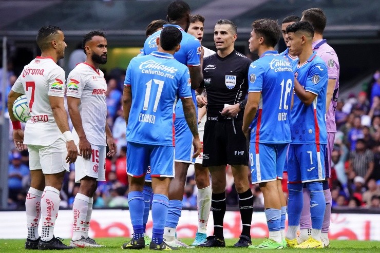 El árbitro Fernando Hernández es rodeado por los jugadores de Cruz Azul. Créditos: Imago7