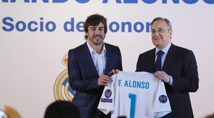 Alonso fue nombrado socio honorario del Real Madrid. (Twitter @PorqueEsElNano)