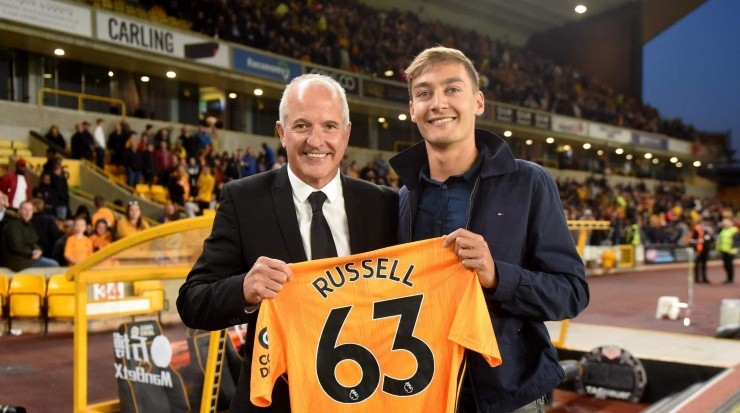 Russell sigue al equipo de Raúl Jiménez. (Wolverhampton Oficial)