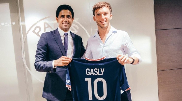 Gasly recibió su playera del Paris. (PSG Oficial)