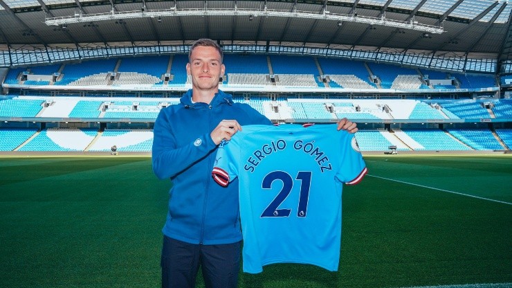 Sergio Gómez refuerza el lateral izquierdo de Manchester City