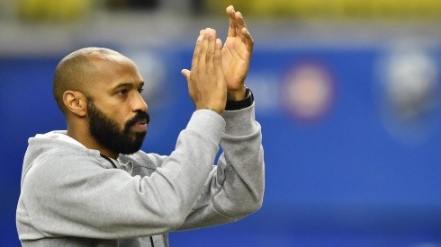 Thierry Henry se mete en el barro.