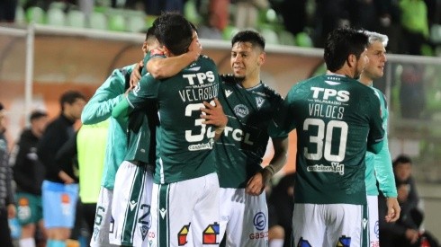 Wanderers goleó a Deportes Temuco y respira en el Ascenso