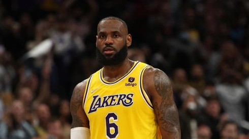 LeBron renovou por mais dois anos com os Lakers