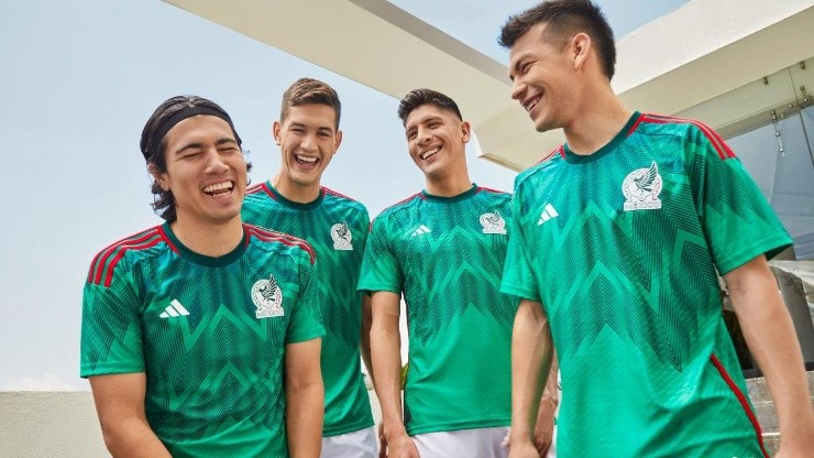 Erick Gutiérrez, César Montes, Edson Álvarez e Hirving Lozano con el nuevo jersey del Tri.