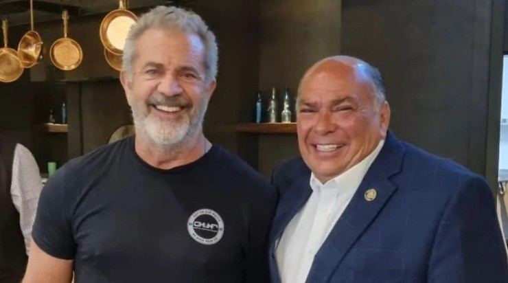 Papá de Checo junto a Mel Gibson. (@aperezgaribay)