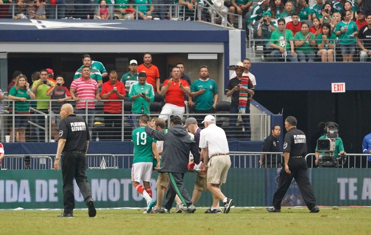 Montes se retira del amistoso ante Ecuador tras su grave lesión. Créditos: Getty Images
