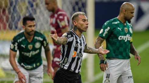 Eduardo Vargas recibe con los brazos abiertos el perdonazo de Cuca para jugar de nuevo en el Atlético Mineiro. El chileno hace méritos para jugar con el Galo en el Brasileirao