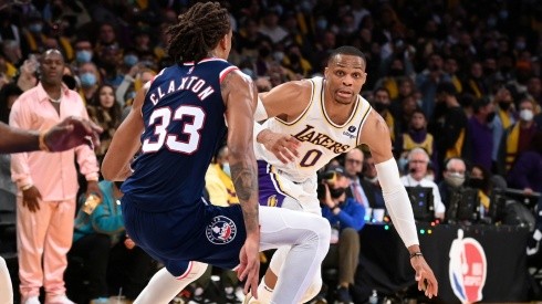 Russell Westbrook enfrentando a Nic Claxton