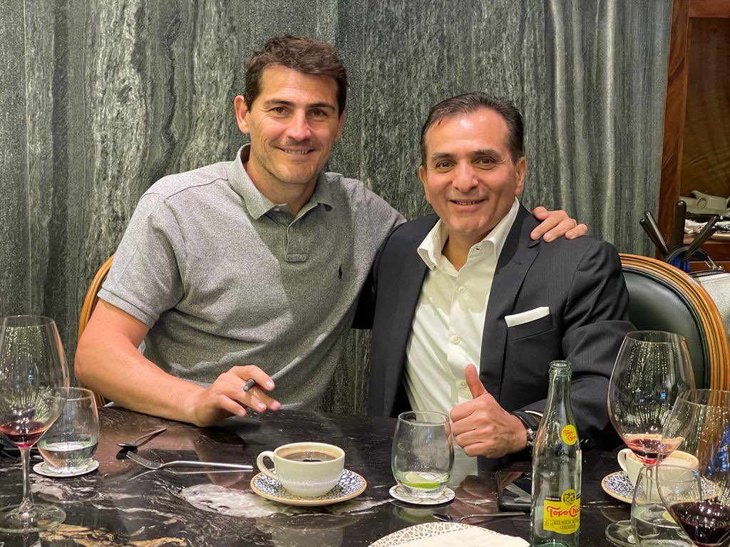 Iker Casillas junto a Rodolfo Vargas, en México