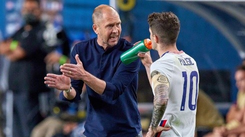 Gregg Berhalter dando instrucciones a Christian Pulisic