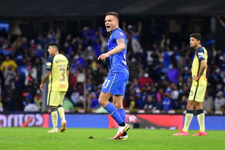 Cabecita Rodríguez celebra un gol con Cruz Azul, justamente, ante América. Créditos: Imago7