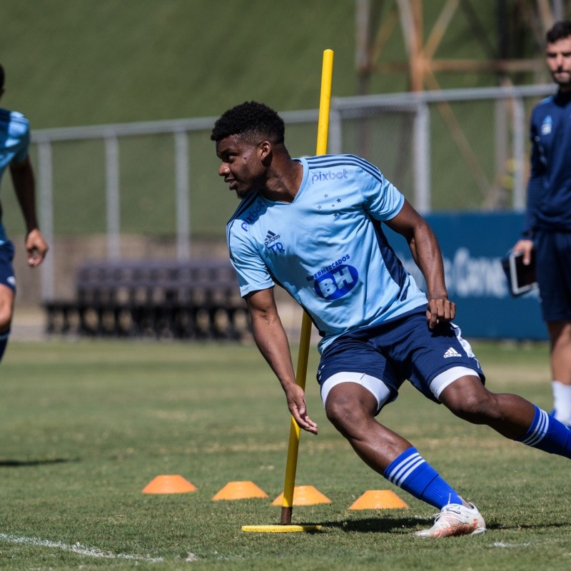 Torcida do Cruzeiro faz campanha e recebe atualização sobre estreia de Lincoln: "Eu já colocava para..."