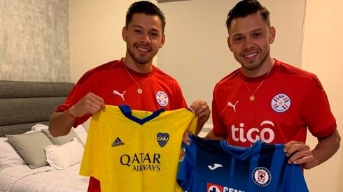 Ángel Romero al lado de su hermano Óscar y sus camisetas de Cruz Azul y Boca.
