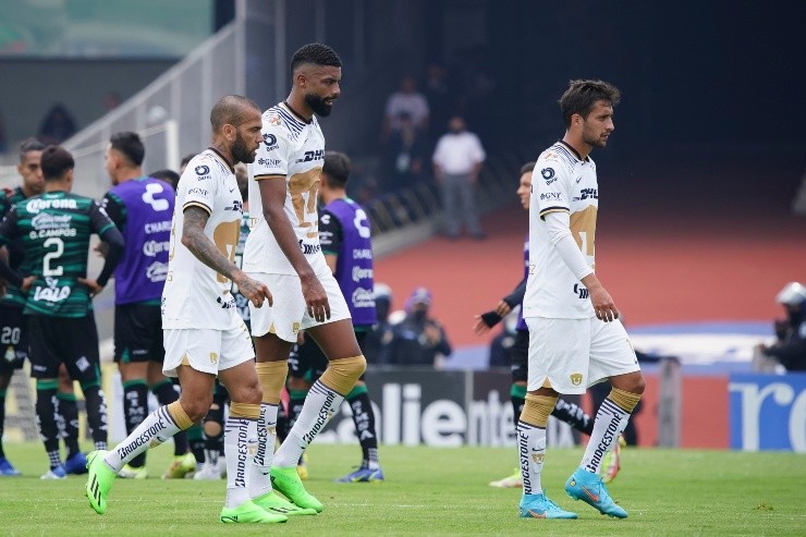 Ciudad de Mexico, 21 de agosto de 2022. Dani Alves, Diogo De Oliveira y Carlos Gutierrez en lamento, durante el partido de la jornada 10 del torneo Apertura 2022 de la Liga BBVA MX, entre los Pumas de la UNAM y los Guerreros de Santos Laguna, celebrado en el estadio Olímpico Universitario. Foto: Imago7/ Rafael Vadillo