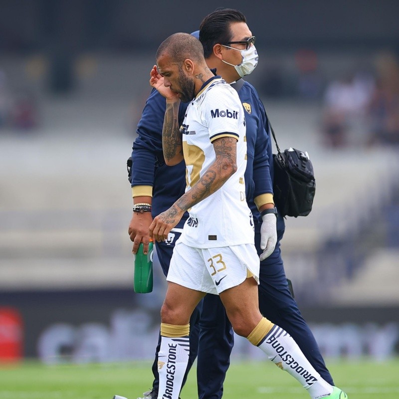 Dani Alves, abucheado por la afición de Pumas