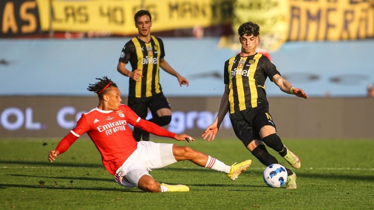 Benfica y Peñarol chocaron en el Centenario.