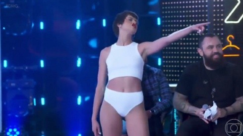Agatha Moreira no palco do Domingão, dublando Miley Cyrus