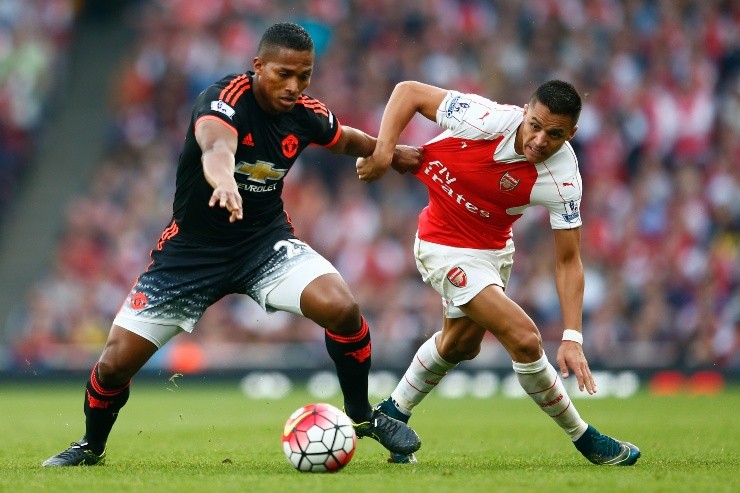 Valencia y Sánchez siendo rivales en la Premier League | Foto: Getty Images 