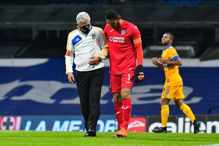 Ferretti en conversación con Chuy Corona, referente de Cruz Azul. Créditos: Imago7