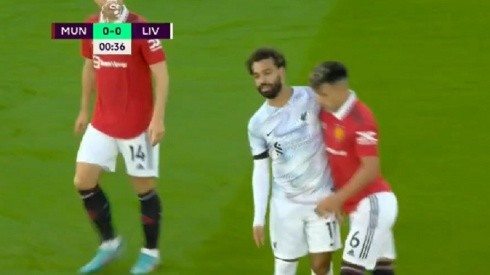 VIDEO | ¡Le marcó la cancha! El cruce de Lisandro Martínez con Salah antes del minuto de juego