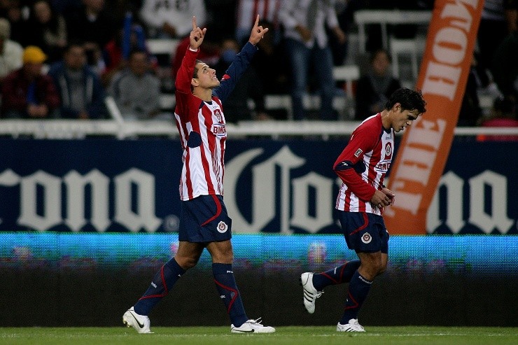 GUADALAJARA, MEXICO - JANUARY 16 : Chivas&#039; player Javier Hernandez (L) celebrates his scoaring goal against Toluca&#039;s during their match as part of  the 2010 Bicentenary Tournament in the Mexican Football League at the Victor Manuel Reyna Stadium on January 16, 2010 in Tuxtla Gutierrez, Mexico (Photo by Noe Garcia/Jam Media/LatinContent/Getty Images)