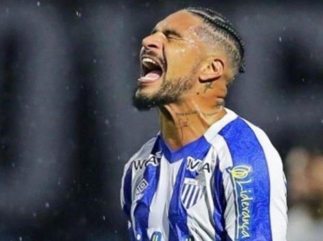 Paolo Guerrero desperdicia un gol abajo del arco con Avaí y se enoja como un niño