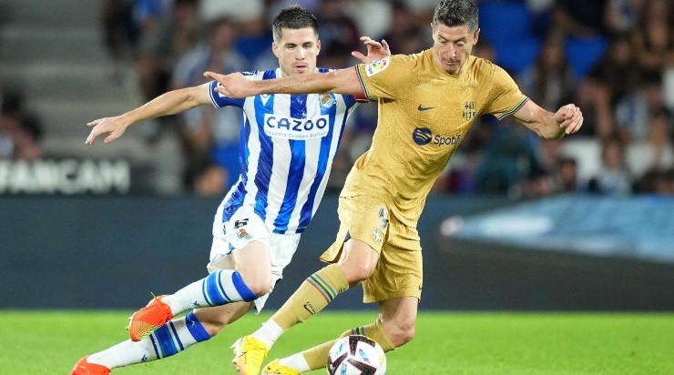Robert Lewandowski of FC Barcelona battles for possession with Igor Zubeldia of Real Sociedad (Photo by Juan Manuel Serrano Arce/Getty Images)