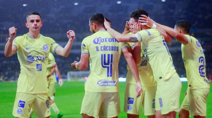 CIUDAD DE MEXICO, MEXICO - AGOSTO 20: Federico Sebastian Vinas del America en festejo con sus companeros despues de anotar el sexto gol de su equipo durante el juego de la jornada 10 del Torneo Apertura 2022 de la Liga BBVA MX en el Estadio Azteca el 20 de Agosto de 2022 en Ciudad de Mexico, Mexico. (Foto: Mauricio Salas/JAM MEDIA)