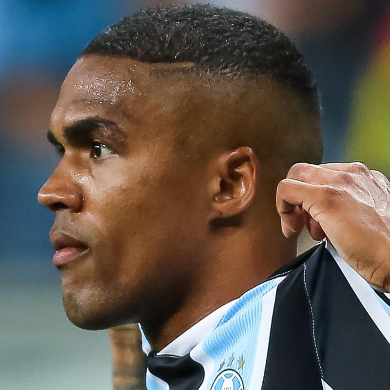 Douglas Costa esteve por detalhes de vestir camisa de algoz do Grêmio