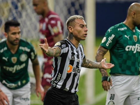 Vargas es encarado por hinchas del Mineiro y le recriminaron su expulsión en Libertadores