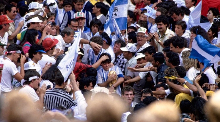 Maradona abraza la Copa del Mundo y una multitud lo vitorea (Getty Images)