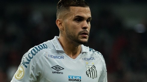 Robson Mafra/AGIF - Auro tem futuro indefinido no Santos