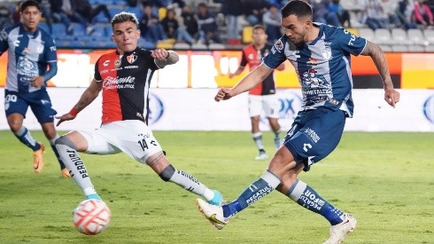 Luis Chávez define el segundo gol del Pachuca ante Luis Reyes.
