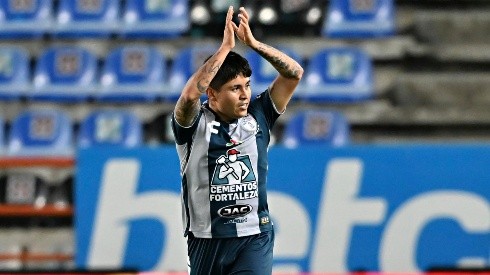Javier Eduardo la Chofis López celebra su primer gol con Pachuca.