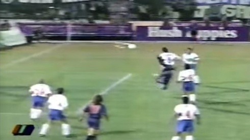 El fenomenal gol de chilena que le anularon al Bombero Ibáñez en el Clásico Universitario de 1995