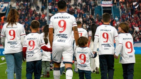 Luis Suárez y familia con la camiseta de Nacional.