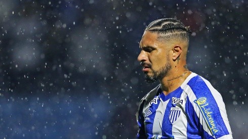 Paolo Guerrero pudo darle la igualdad a Avaí, pero erró sus disparos y su equipo cayó 1-0 ante Coritiba. Foto: Getty