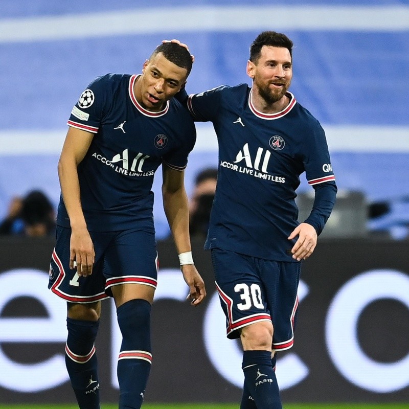 VIDEO | Mbappé le erró al arco vacío tras un remate al palo de Messi