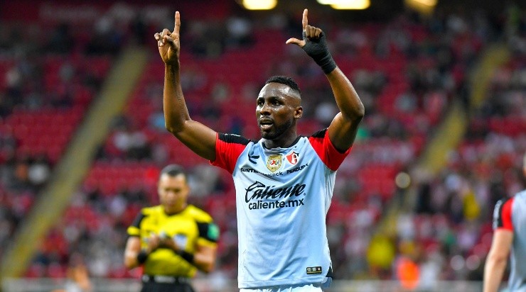 Zapopan, Jalisco, 13 de agosto de 2022. Julián Quiñones en festejo de gol, durante el partido de la jornada 8 del torneo Apertura 2022 de la Liga BBVA MX, entre las Chivas Rayadas del Guadalajara y los Rojinegros del Atlas, celebrado en el estadio Akron. Foto: Imago7/Sandra Bautista